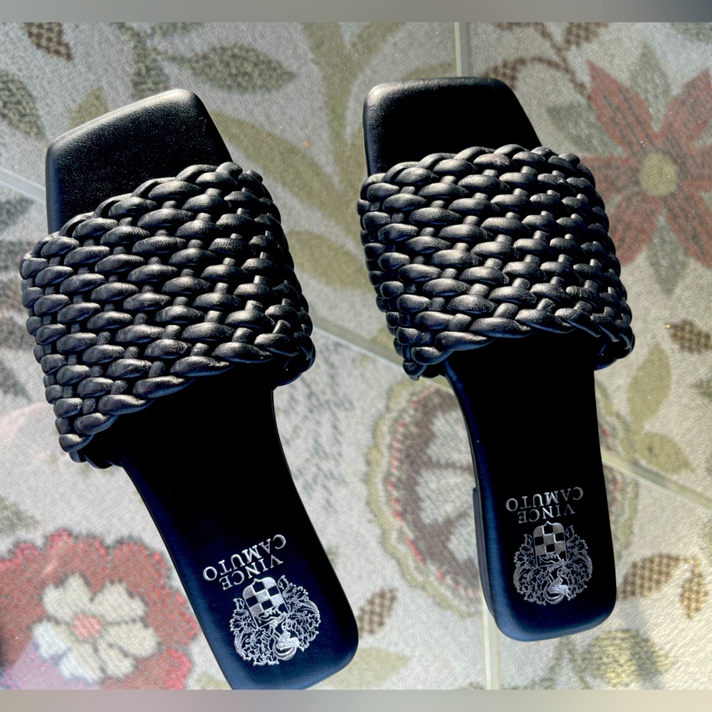 VINCE CAMUTO Leather Quilted Slide Sandals. Size 7M, 37 1/2. Arissa Black.